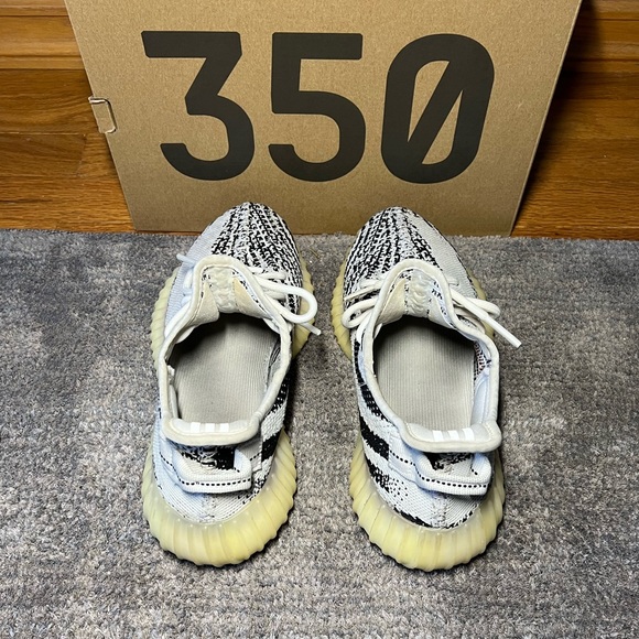 Yeezy Boost 350 V2 Zebra - Picture 4 of 7